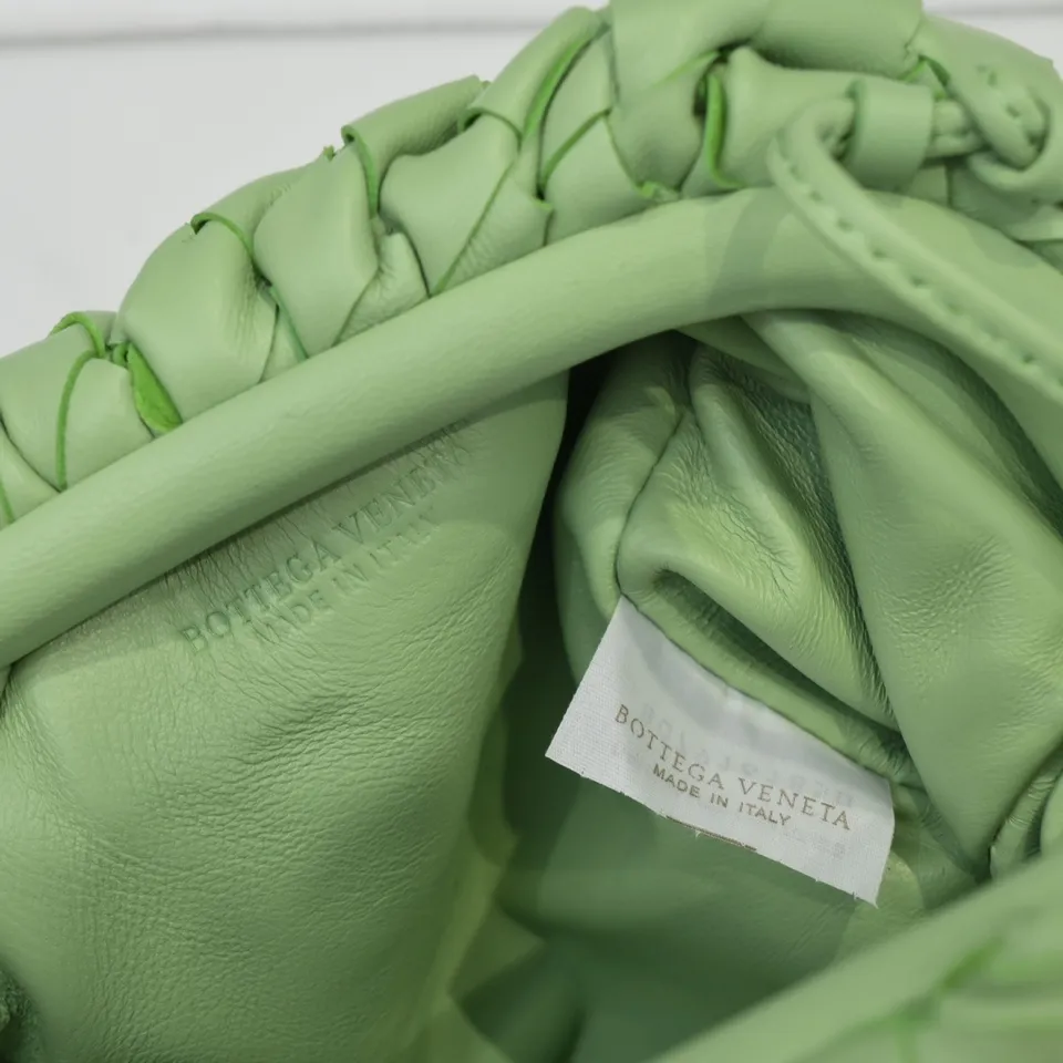 Batch 1260 large grid weaving The pouch cloud bag is the first series designed by former Celine designer Daniel Lee after joining BV. The upper body is extremely ecstatic ~ fashionable and classy ~ elegant and concise, lazy and intellectual size: 23*13*8 [Little Cloud Rough Weave#]